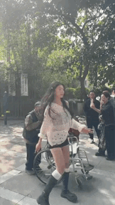 小姐姐在刚刚,就在刚刚。见证了一个瘫痪多年的大爷，重新站起来了。这一切都是