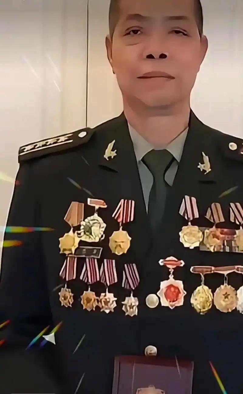 1985年，侦察兵隆志勇越境侦察，竟意外撞见了巡逻的越军。越军立即开火，一枪精准