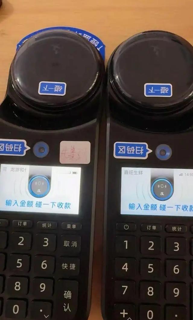 一位美国华人表示，中国的手机支付是最傻的事情，每次都需要掏出手机扫码，输入密码才