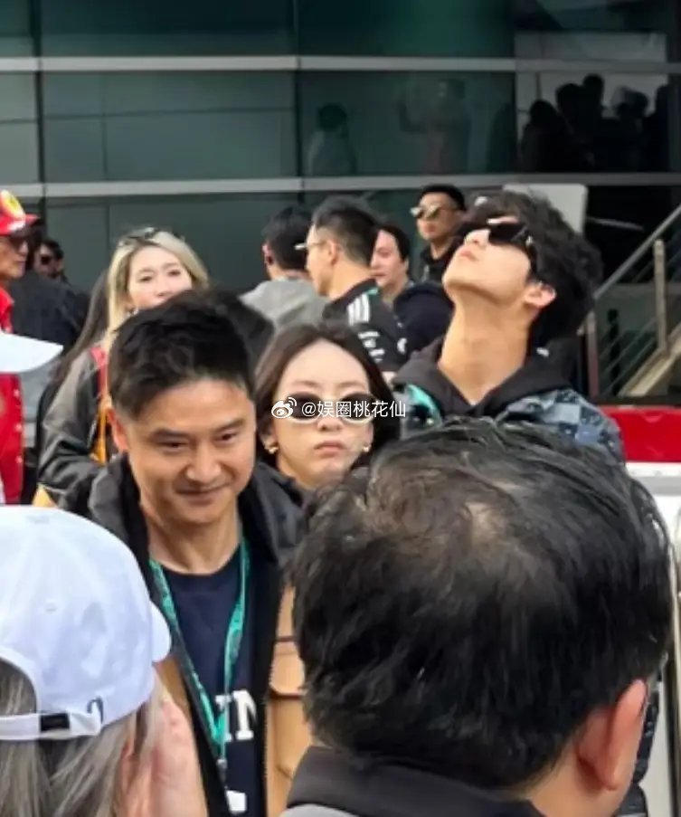 田亮叶一茜一家四口现身上海F1，46岁田亮发福发腮，森碟与郭富城合影超开心。