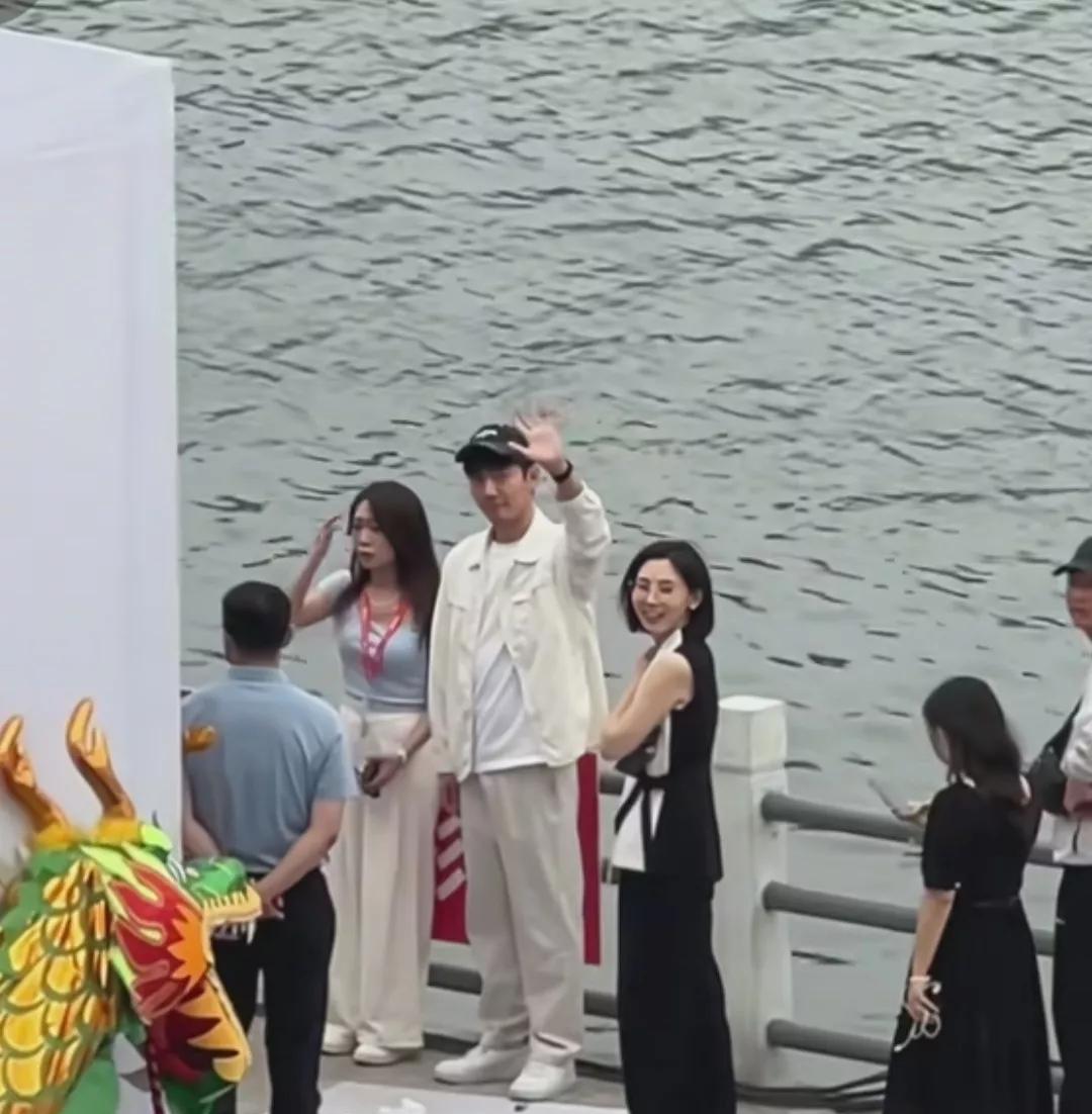 董宇辉带着鹏鹏去安康直播龙舟赛，原以为只是简单的走播，没想到是全套摄像天团，鹏鹏