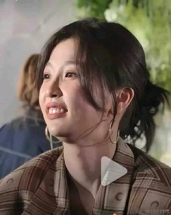 内娱资本家丑孩子横行。话语权掌握在她家800营销号手里。
