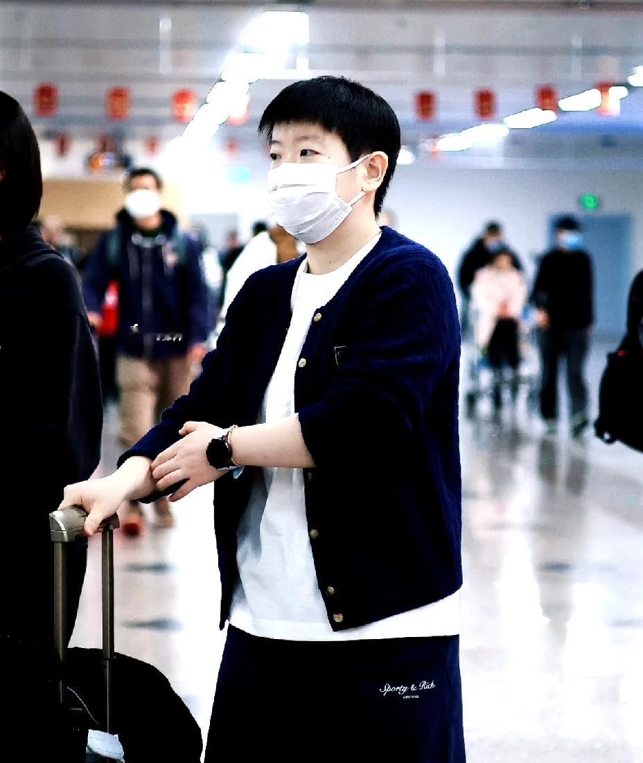 终于终于看到莎莎了，明显瘦了好多，短短的头发更精神了，看到她太激动了。