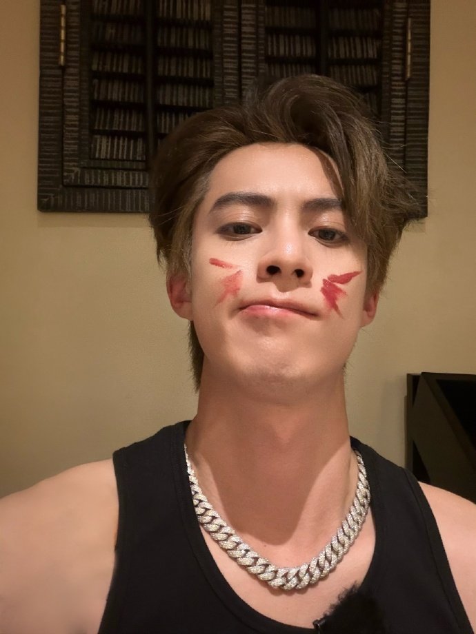 王鹤棣口红歪嘴小猫王鹤棣口红画的猫须王鹤棣口红歪嘴小猫，王鹤棣口红画的猫须，