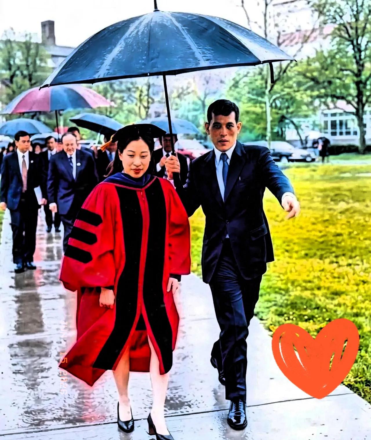 2002年，哈佛大学法学院的毕业典礼上，一张照片定格了特别的一幕。身穿红袍的