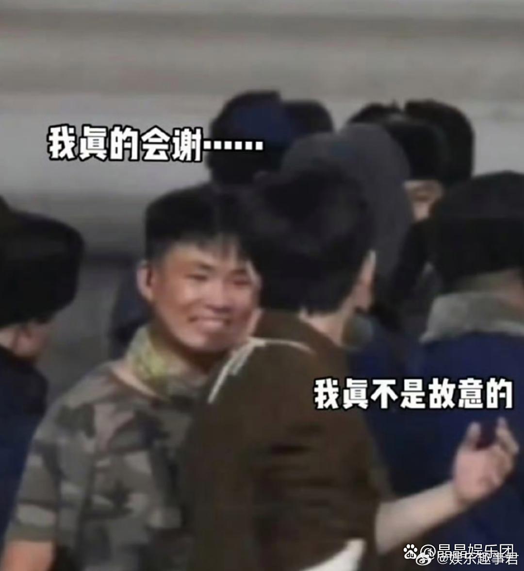 肖战小心翼翼地四处闯祸在片场本来还在正常说话的肖战下意识用手抓了抓头发，刚抓完才