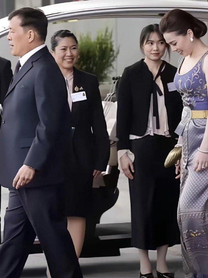 别说泰王了，换谁走在这么漂亮的夫人身边，都得下意识把背挺直，生怕配不上这气场