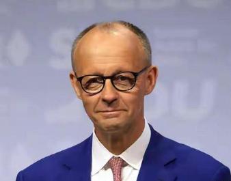 最新民调83%不满！默茨的政治大厦是怎么在一年内塌成废墟的？5月10日，德国