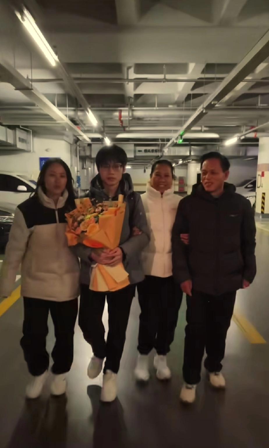 梁志辉是怎么坑弟弟的？给弟弟买来拼插的玩具，让弟弟拼好，弟弟下班不能闲着，拼好了