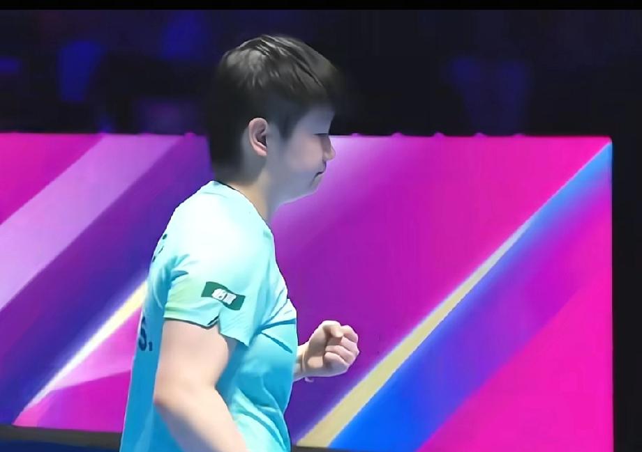 莎莎和小曼姐比赛时，领导和教练也来观赛了，无论对他俩谁，这都是一场硬仗！刚看