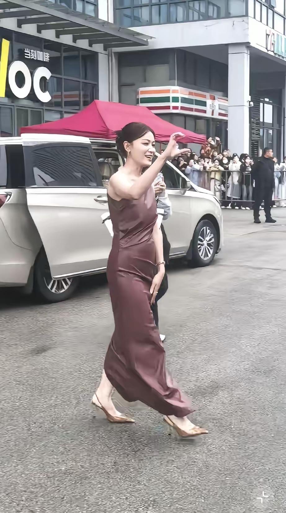 叶一茜录《浪姐》的路人照一出来，评论区吵翻了——42岁的她穿着棕色皮衣，被拍到小