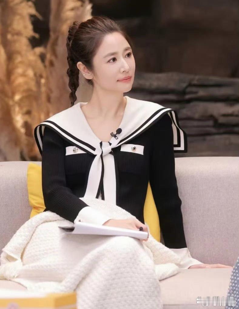 这就是林心如的少女时代吧！满脸胶原蛋白尽显青涩，清纯感直接拉满，也太动人了～