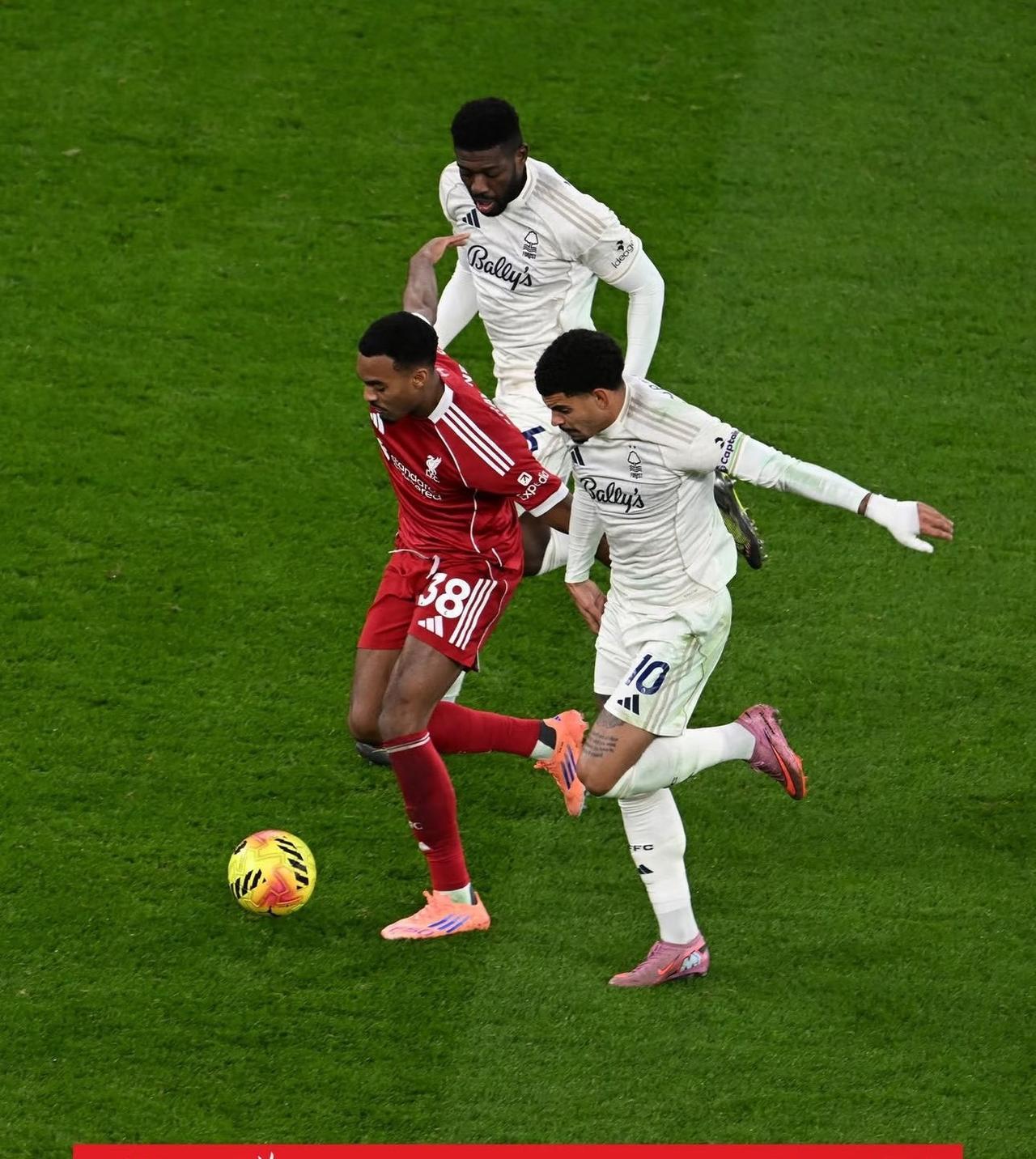 利物浦0：3负于诺丁汉森林，近七轮联赛输了六场，而且看看他们丢球的方式，这种稀松