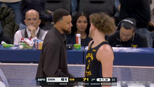 勇士巨星库里真为球队操碎了心！在今天勇士主场迎战掘金的比赛中，当时比赛进行到了第