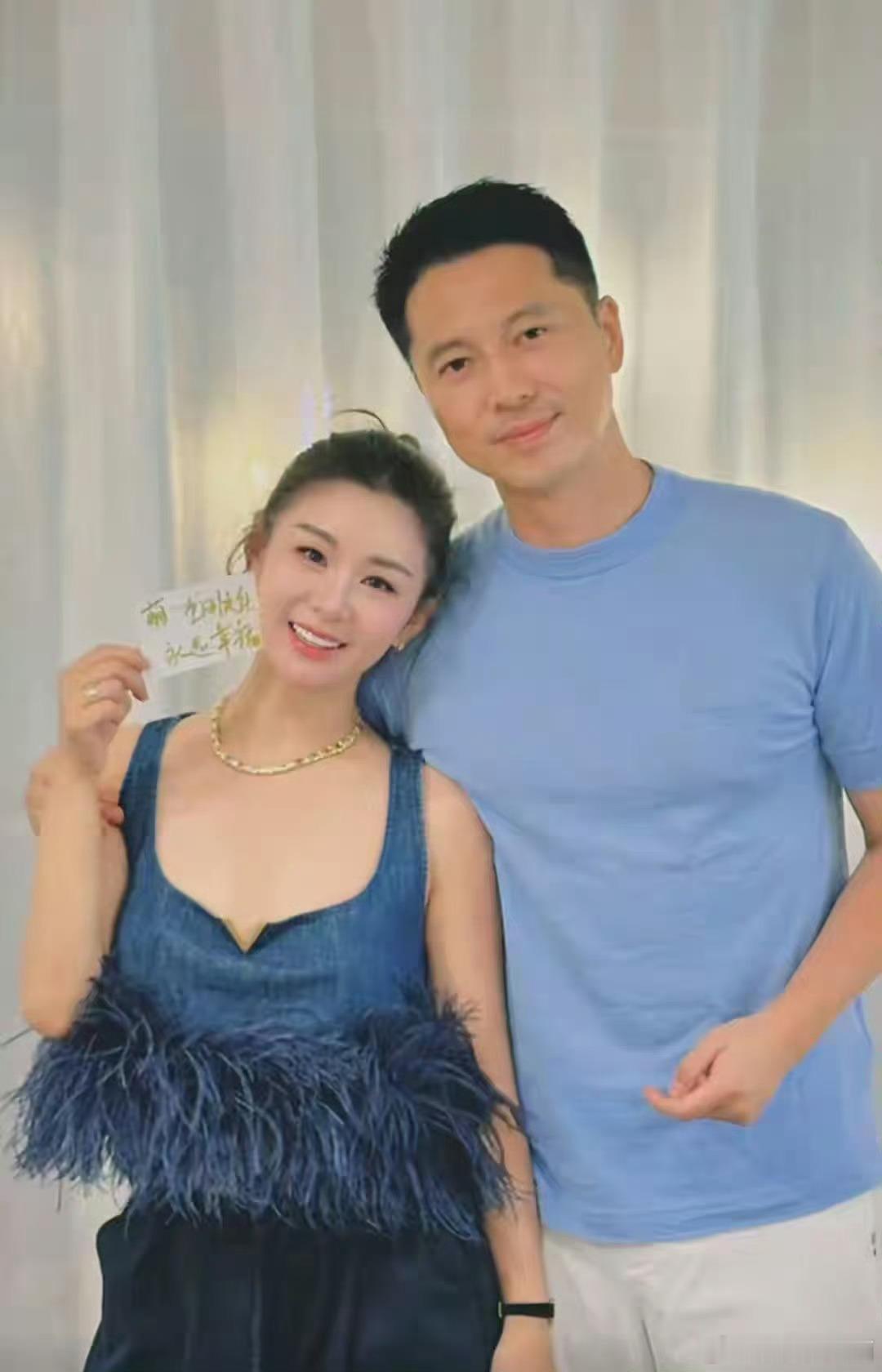 李小萌夫妇在家请客，复式大平层装修很有格调，王雷喝酒也抽烟