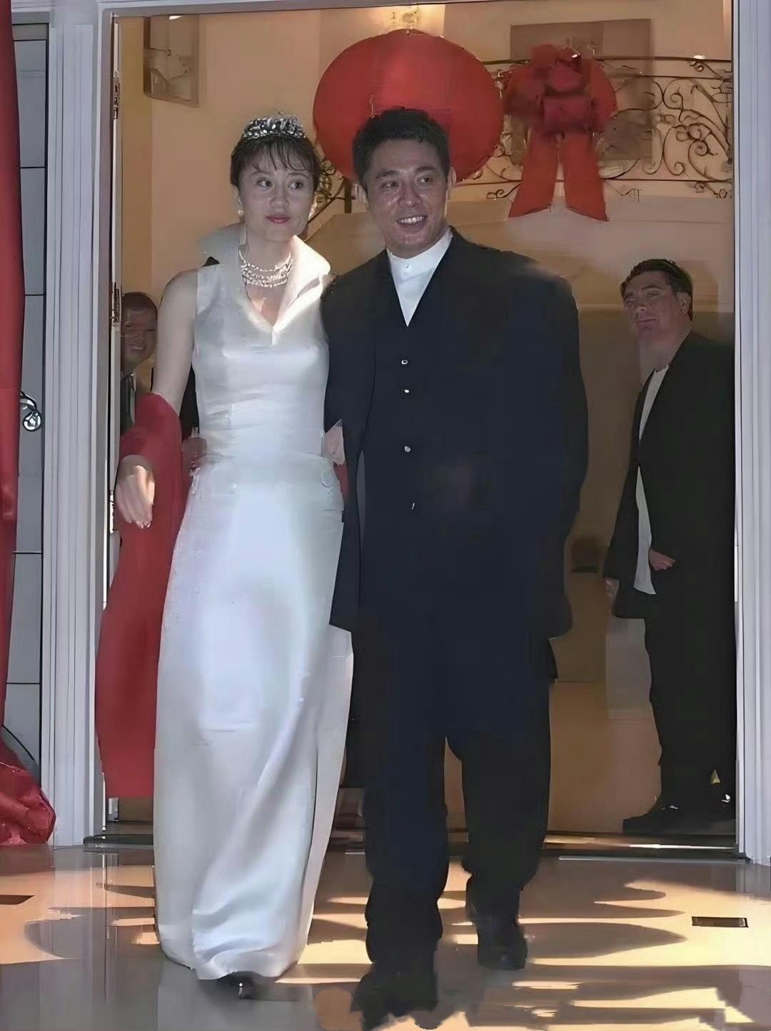 1999年，洛杉矶。李连杰和利智在当地港资酒店举行婚礼。从武术角度出发，李连杰无