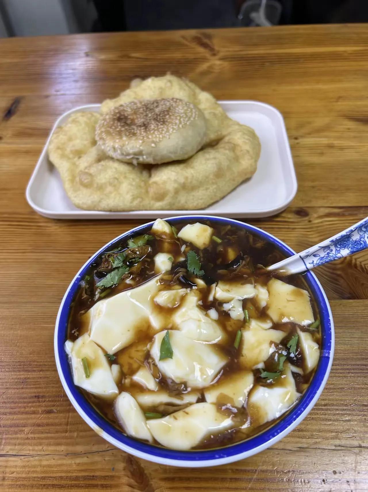 早餐尝试了新口味，豆腐脑配油条，味道意外地搭！😋