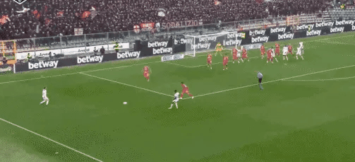 莫德里奇的这脚助攻是多么的老辣，让皇马怀念去吧！Ac米兰客场2-0击败克雷莫纳