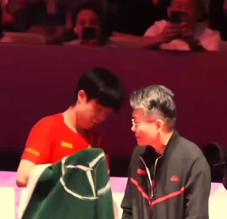 笑死人了！楚钦老师今天乒超比赛，这绿色大毛巾，开始还想怎么原来都是白色的，这回换