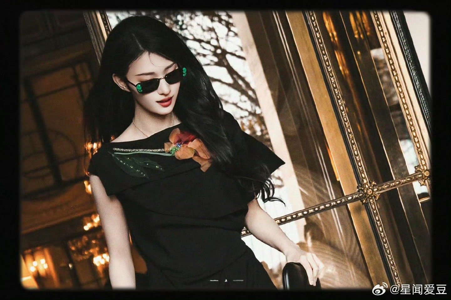 王楚然出个国怎么美成这样这种毫不费力的美真的只有她能驾驭！老钱风的松弛感在她身