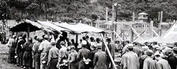1954年，14000余名志愿军战俘被遣往台湾，蒋经国在码头悄然落泪，蒋介石当夜