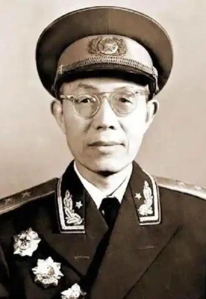 1937年，一红军干部流浪大西北，靠给地主写对联谋生。地主看完字迹后，压低声音：