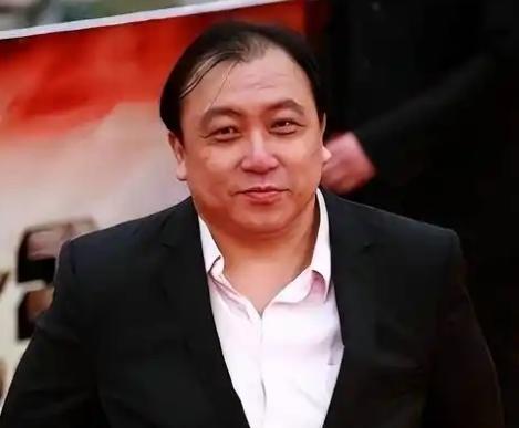 王晶父亲去世后，按遗嘱王晶能拿一半遗产，剩下才归4个妹妹，他倒好，直接让律师分成