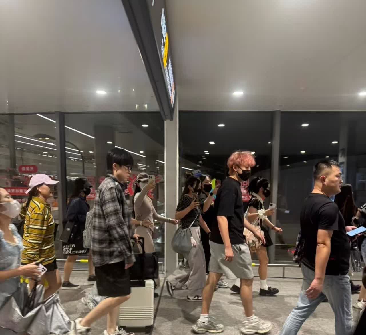 王楚钦平安落地北京，王cc来接他老板了！王cc走在前面，头哥