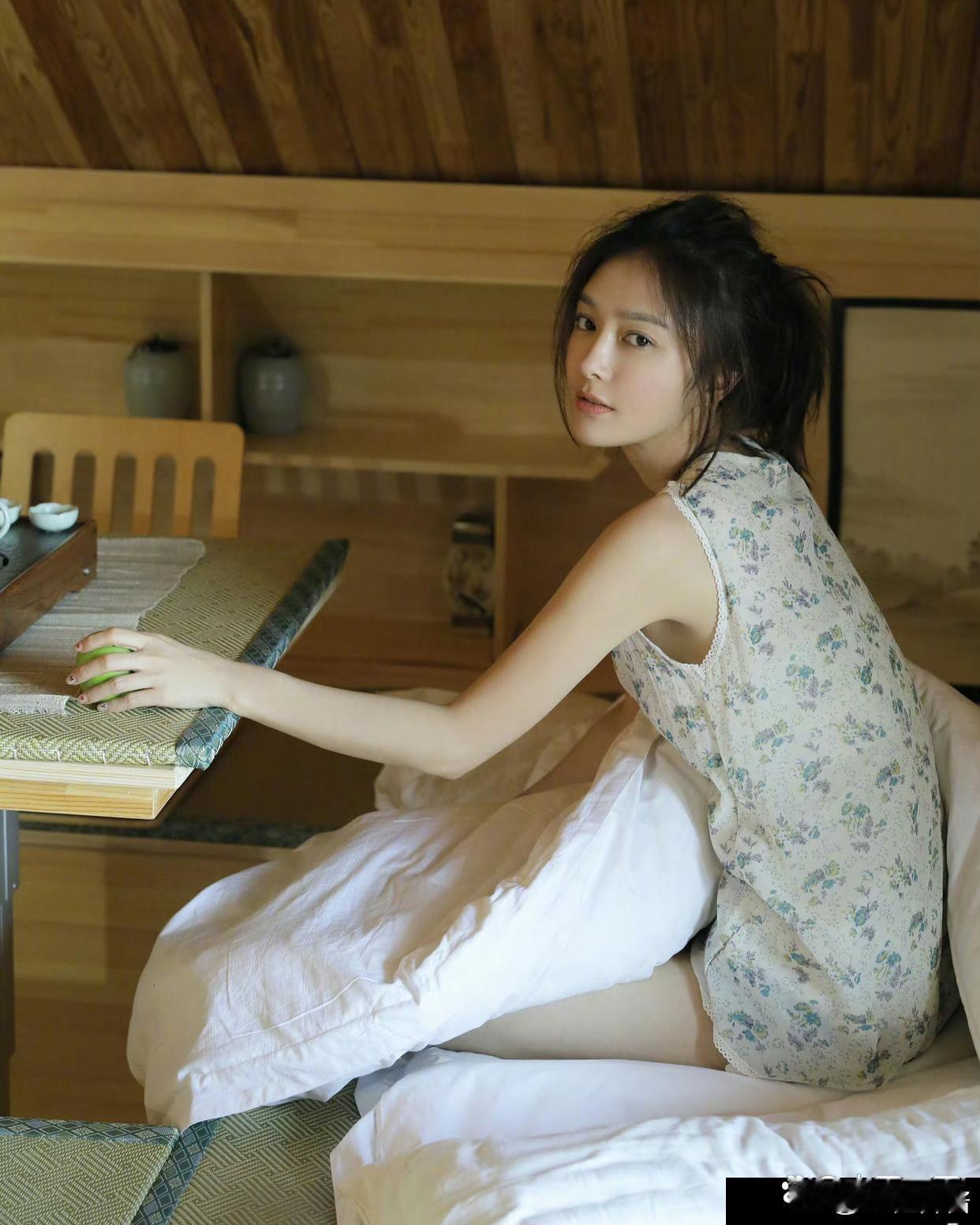 秦岚拍少女感写真啦，穿花裙光脚丫，老好看了。