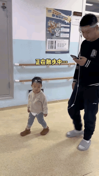 “人怎么可以这么聪明！”吉林，爸爸带生病的娃去医院输液，不料，孩子老是乱跑，手拿