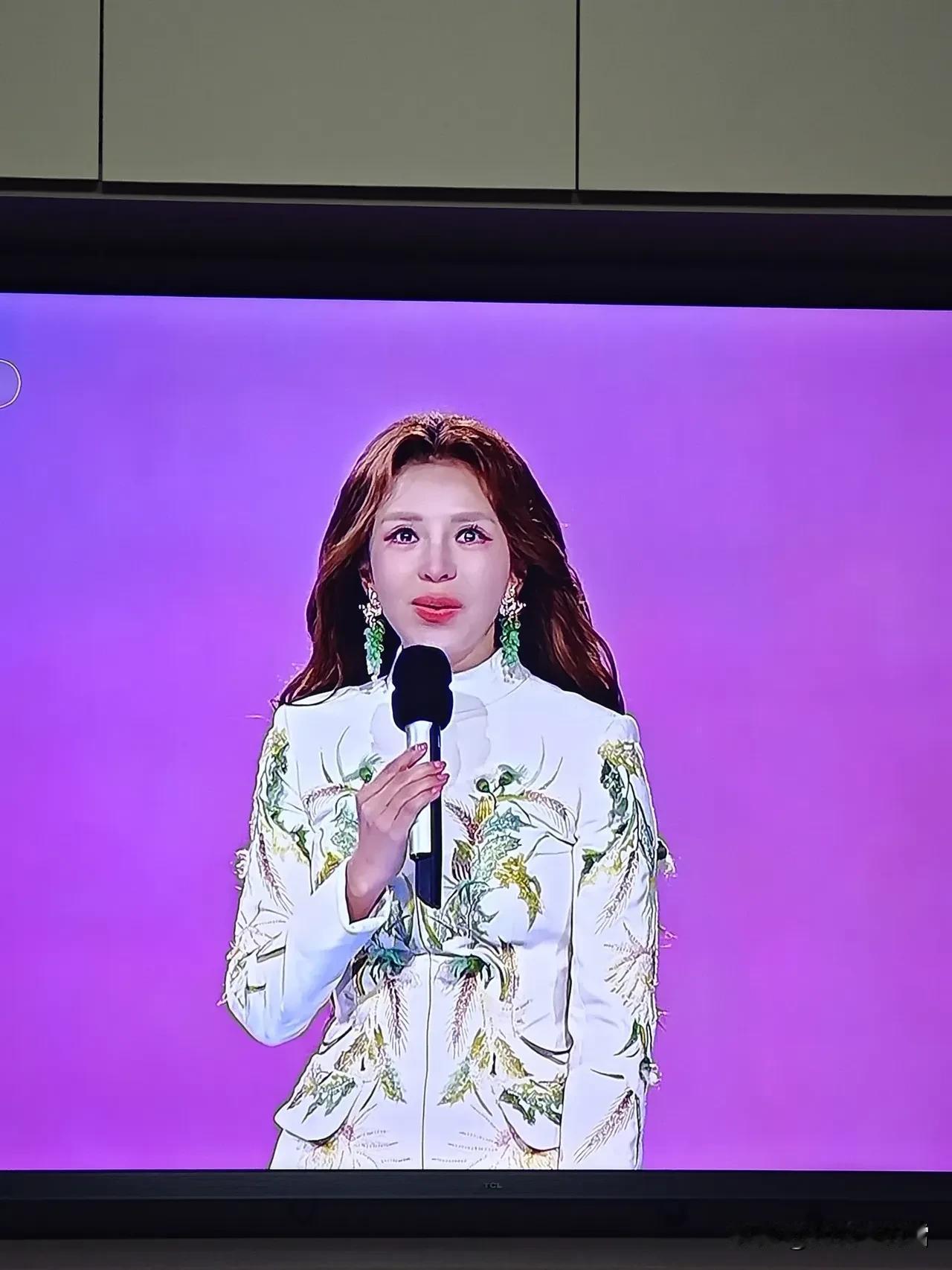 朱迅的眼睛为什么老往上瞟？难道提词器在上面？不应该呀！她是老主持人了，多少年