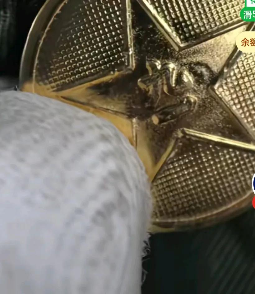 男子晒兄弟的军大衣，仔细看发现，扣子上边有惊喜，网友说，这被你兄弟买到正版了，