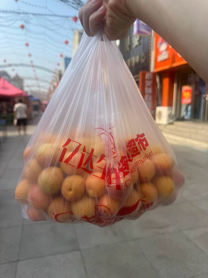 这个杏子味道真不错，这些61块钱，价格还行吧因为我确定这次没有被宰