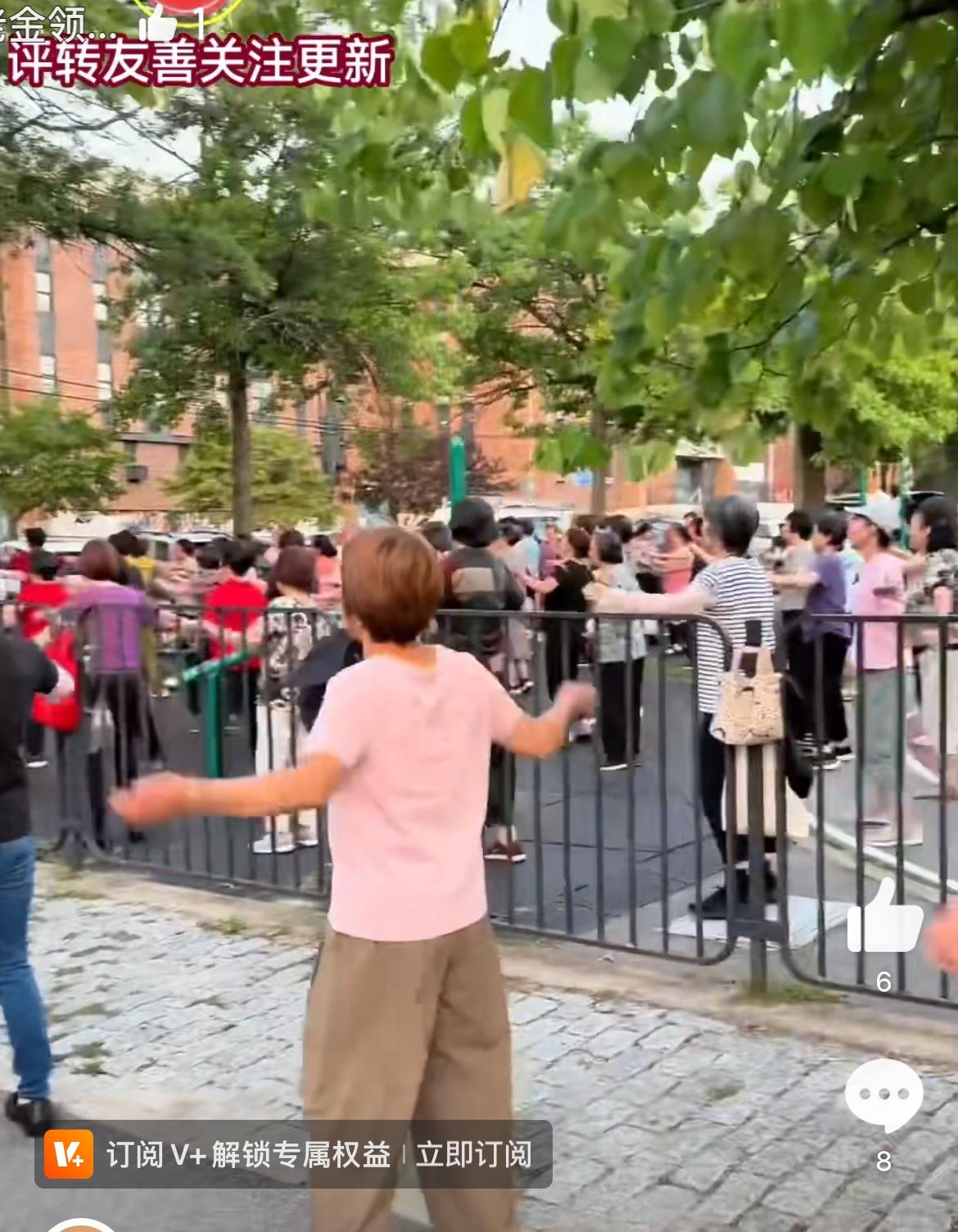 中国退休大妈广场舞攻陷纽约公园，这算文化输出吧。能在这里跳广场舞的，想必很多是国