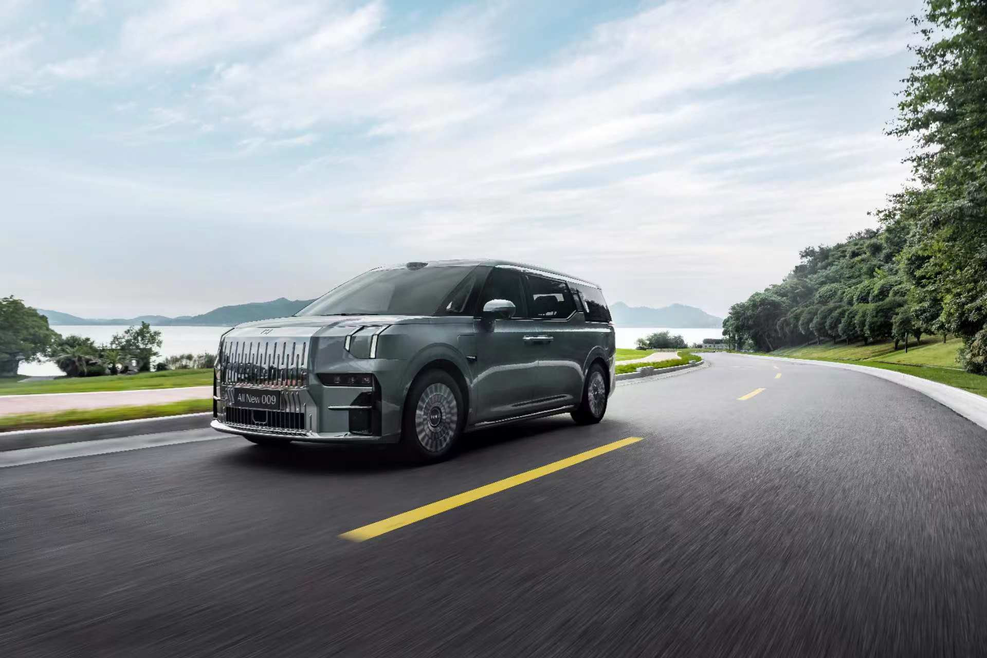 极氪009刚推了5年0息政策，再加上购置税跨年也可以补贴，相当于多叠加了1.5w