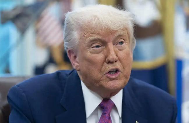 神助攻！特朗普的“草台班子”，亲手拖垮总统与美国。爆点直击！特朗普支持率创80年