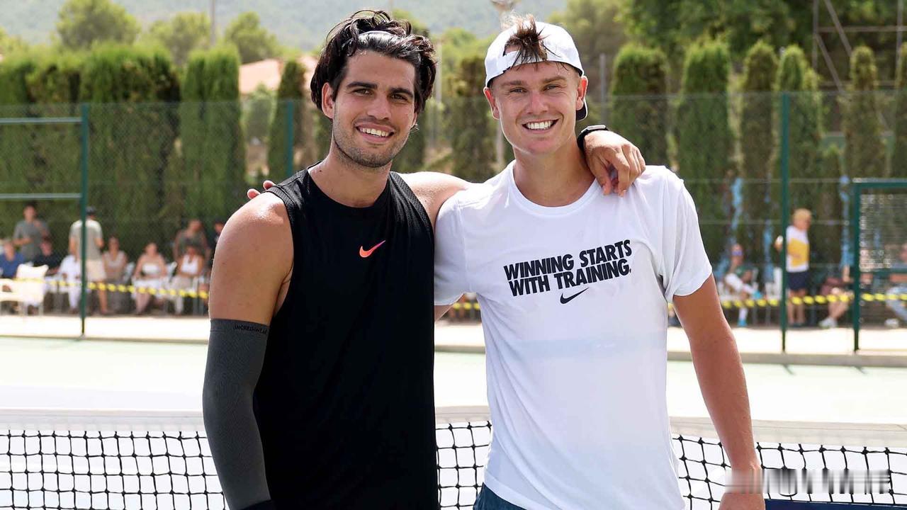 🎾🎾阿尔卡拉斯与鲁内穆尔西亚合练，全力备战美网复出正在养伤的阿尔卡拉斯