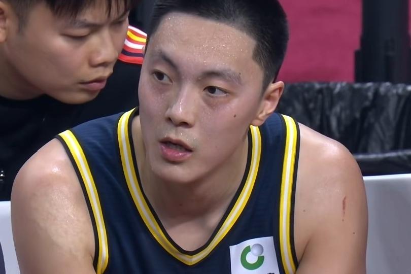 万万没想到，胡明轩能打0分，萨林杰2分，全队三分42中11。广东输给广州，不