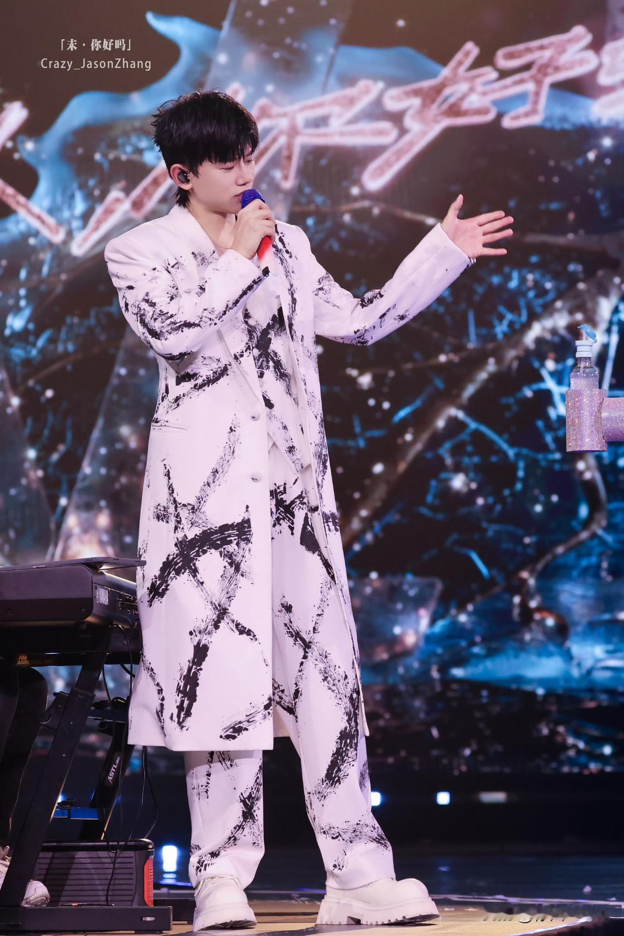 12月29日，张杰演唱会回应粉丝争议他没有退缩，而是选择坚定的站在谢娜身前“