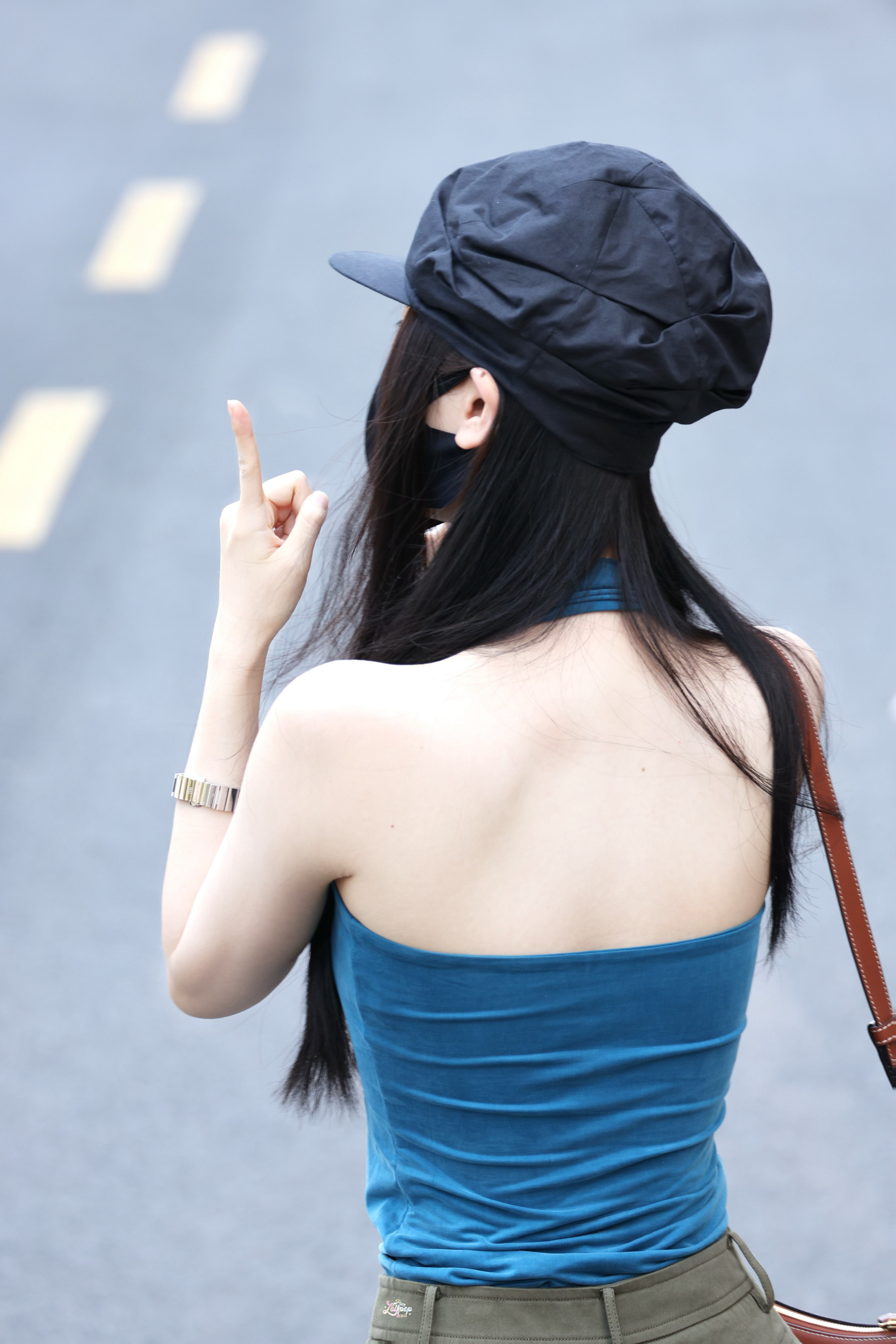 虞书欣大腿淤青虞书欣今日上班路透心疼我女的大长腿
