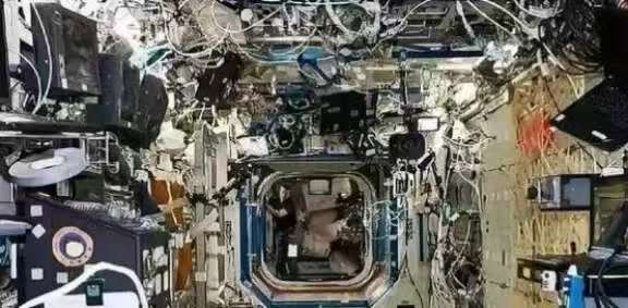 为啥中国空间站只能上3个人，而国际空间站却能达到十几人？说的直白一些，差别就是我