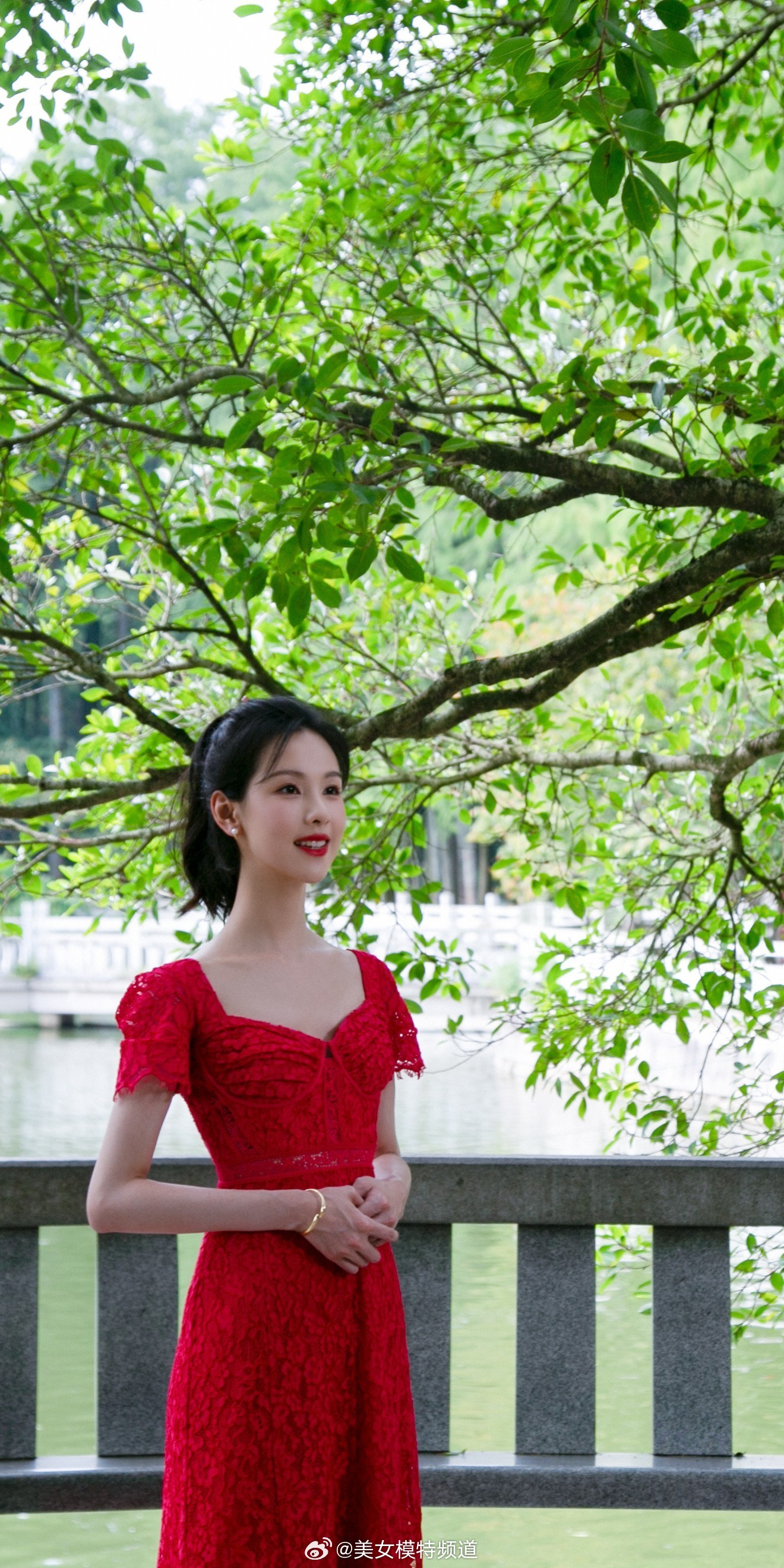 陈都灵红裙优雅