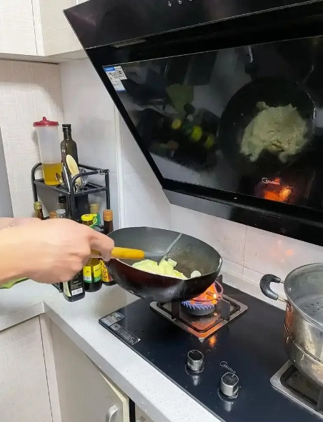 晚上下班回家，就想吃韭菜炒鸡蛋，翻出来韭菜，又准备去拿鸡蛋，结果发现昨天刚买的一