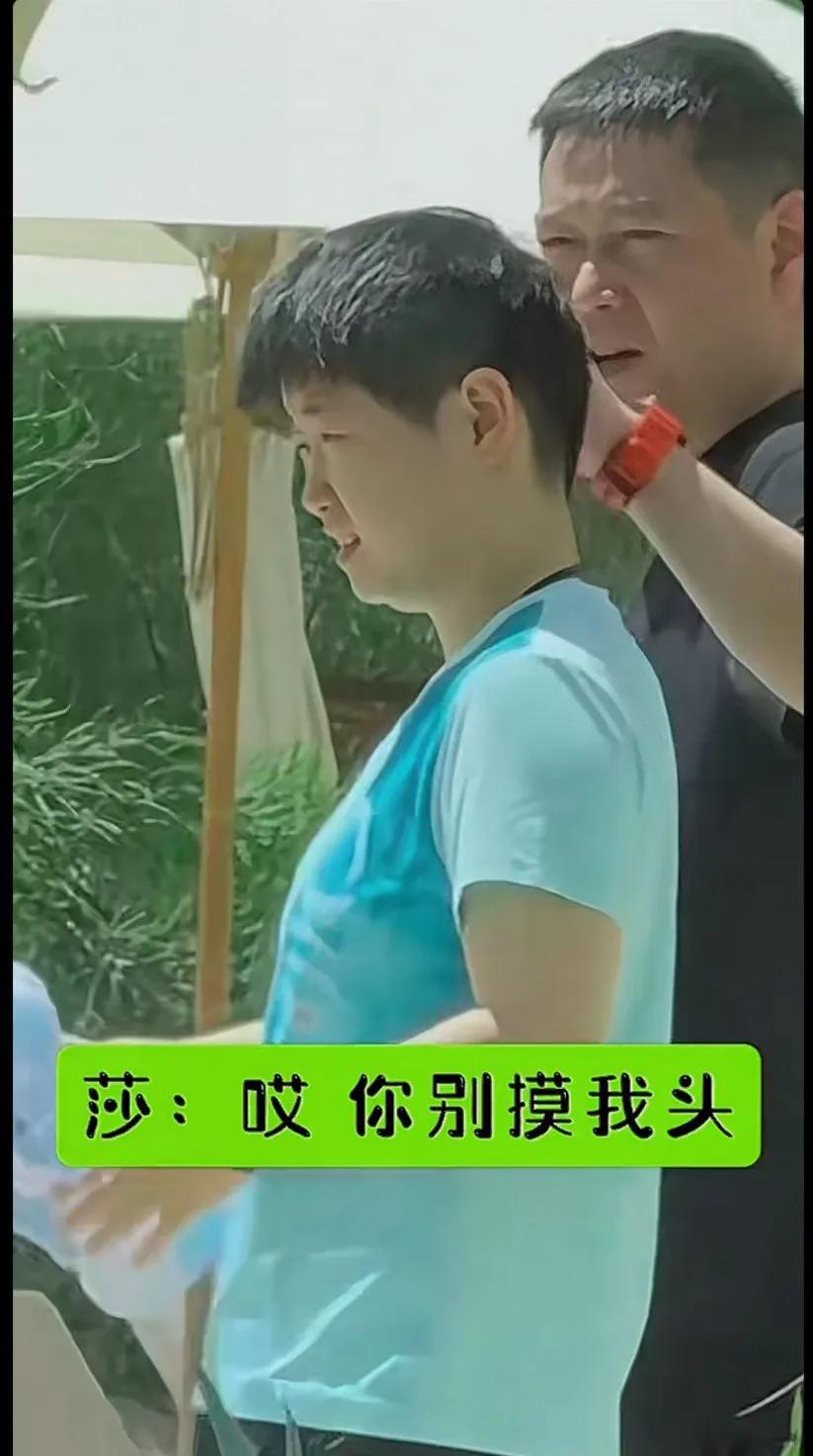 莎莎：别摸我头，长不高了[呲牙笑]训练在累身边有家人关心一切安好便是晴天[赞][