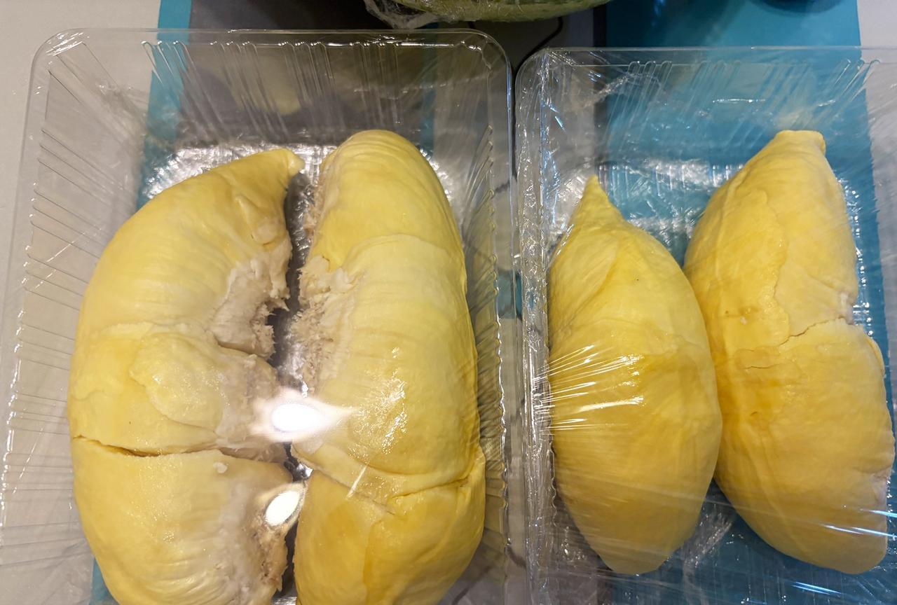 水果店是给我便宜了20块，但是得到的更多。买个榴莲，原价29.8，跟服务员还价