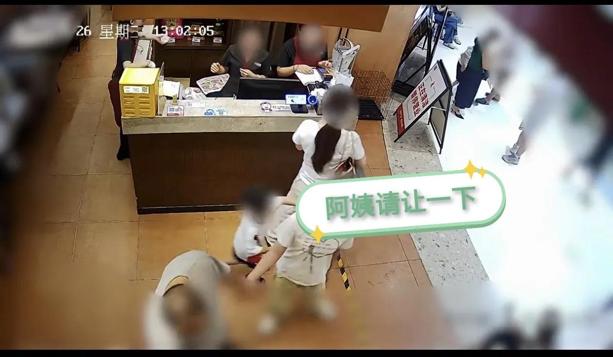 4岁男童摸臀事件，关键细节来了！看完完整监控，孩子在触碰的那一刻，说了一句话