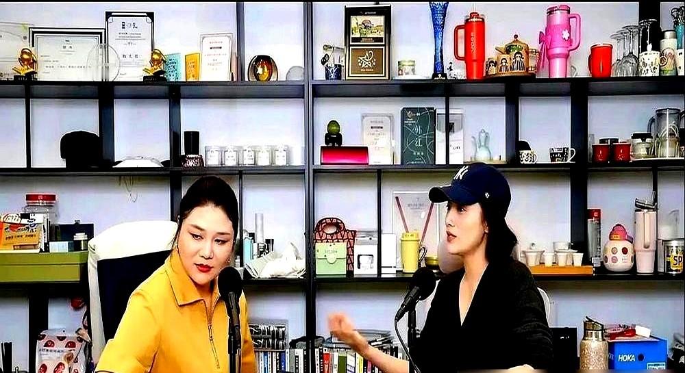 杨天真交了底，现在剧组开机率只剩去年的三成。宋佳硬生生在家闲了八个月。递过来的本子一摞接一摞，她翻几