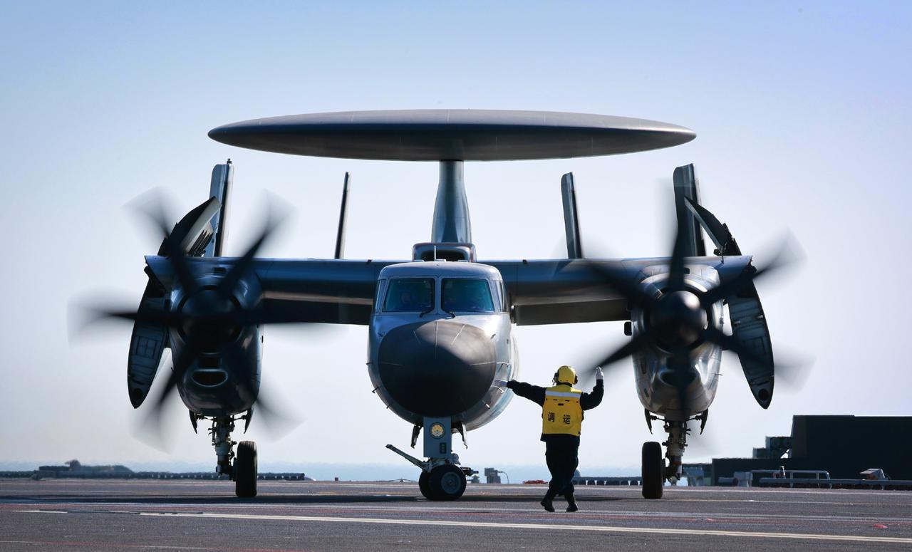 看完空警600折叠机翼全过程，我彻底沉默了……福建舰公开弹射起飞和回收舰载机