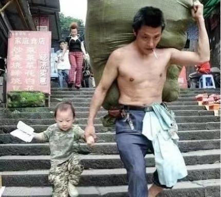 同一个地方，还是父子两人，这就是人生