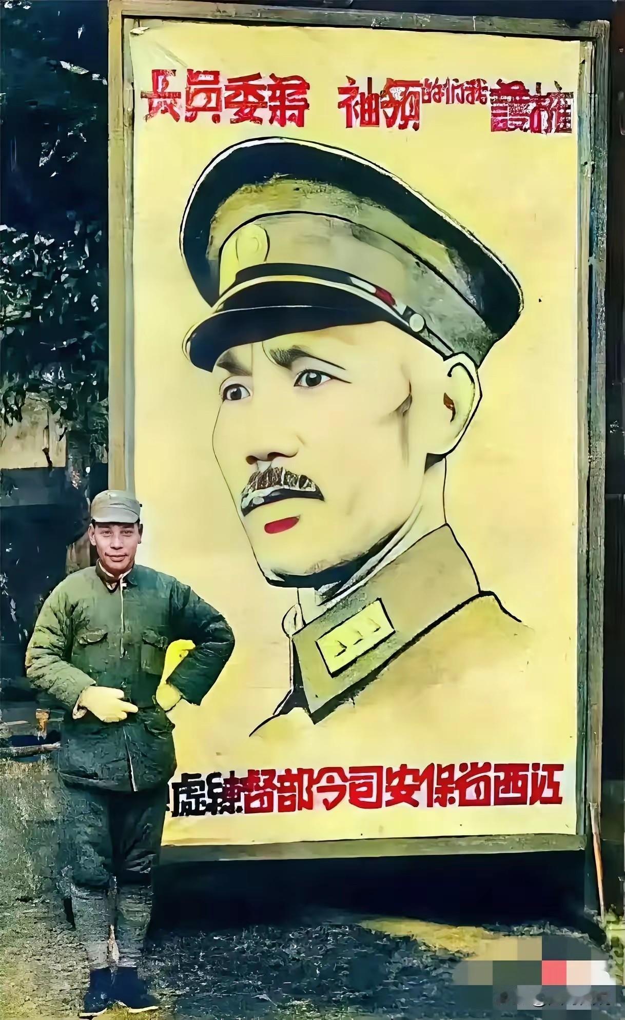 小蒋主政江西时，在父亲的巨幅画像下留影，照片中可以看到当时的小蒋还是比较朴素的，